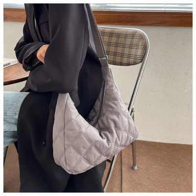 Borsa leggera dell'ascella della spalla della borsa dello gnocco delle donne della borsa del messaggero di inverno piccola